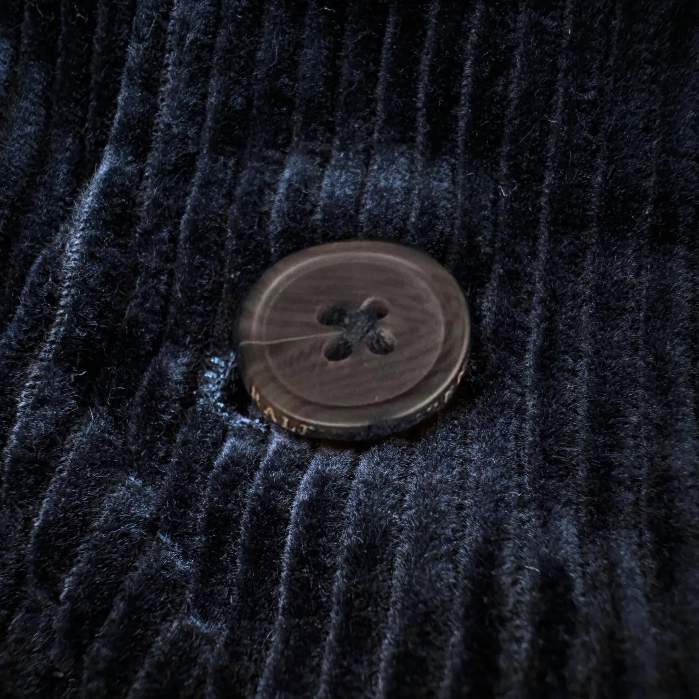 P550 Exclusive supply] Ralph Lauren pony embroidered corduroy jacket. The original purchase was RMB 3,990. The fabric is made of customized wide-ribbed corduroy fabric. It has clear texture and excellent texture. It is comfortable and close to the skin. It is elegantly presented with a touch of deep navy blue. It is low-key and luxurious. The exquisite red pony logo is embellished throughout, igniting the overall vitality and passion. The stand-up collar design is simple and elegant. When the light falls, it shows subtle changes in luster and is intertwined with the undulations of the wide ribs. The jacket is infused with a fresh soul. It has extremely high matching flexibility and adopts imported machine embroidery technology. It uses advanced computer control systems and precision mechanical components to realize the iconic pony embroidery operation. High precision. The lines are smooth and delicate. The template machine opens the bag. The preset template guides the position, shape and size of the bag. The accuracy ensures the quality of the bag opening effect. The infrared positioning cutting machine uses infrared transmitters and infrared receivers to achieve precise positioning of materials. The accuracy can reach the micron level. In order to meet the effect of high-precision cutting of plaid alignment, the fabrics have been carefully washed, have a better hand feel, are not easy to deform, are not easy to shrink, are not easy to fade, and maintain long-term beauty. Size:S-M-L-XL
